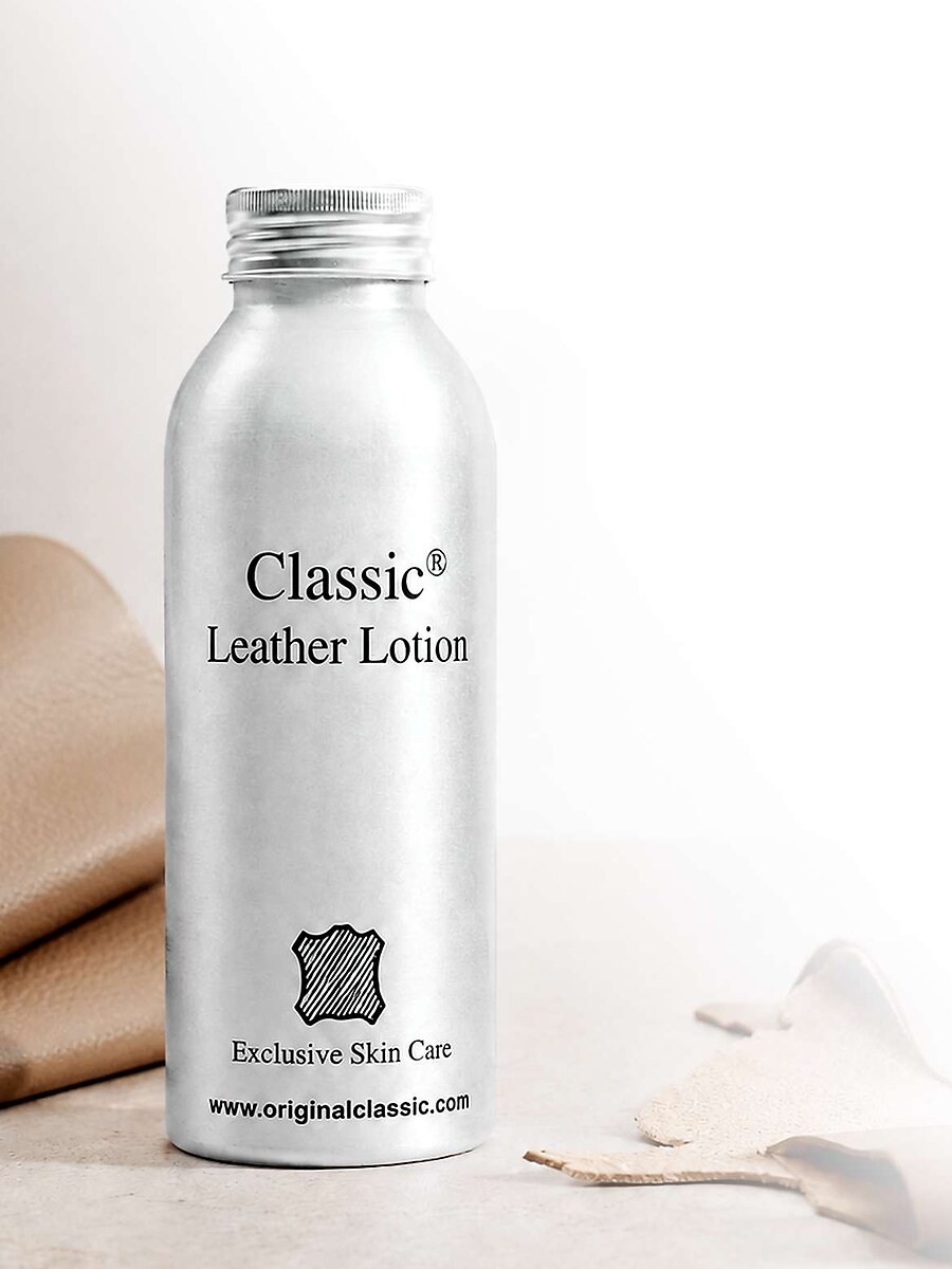 Classic Leather Lotion-flaske med læder i baggrunden