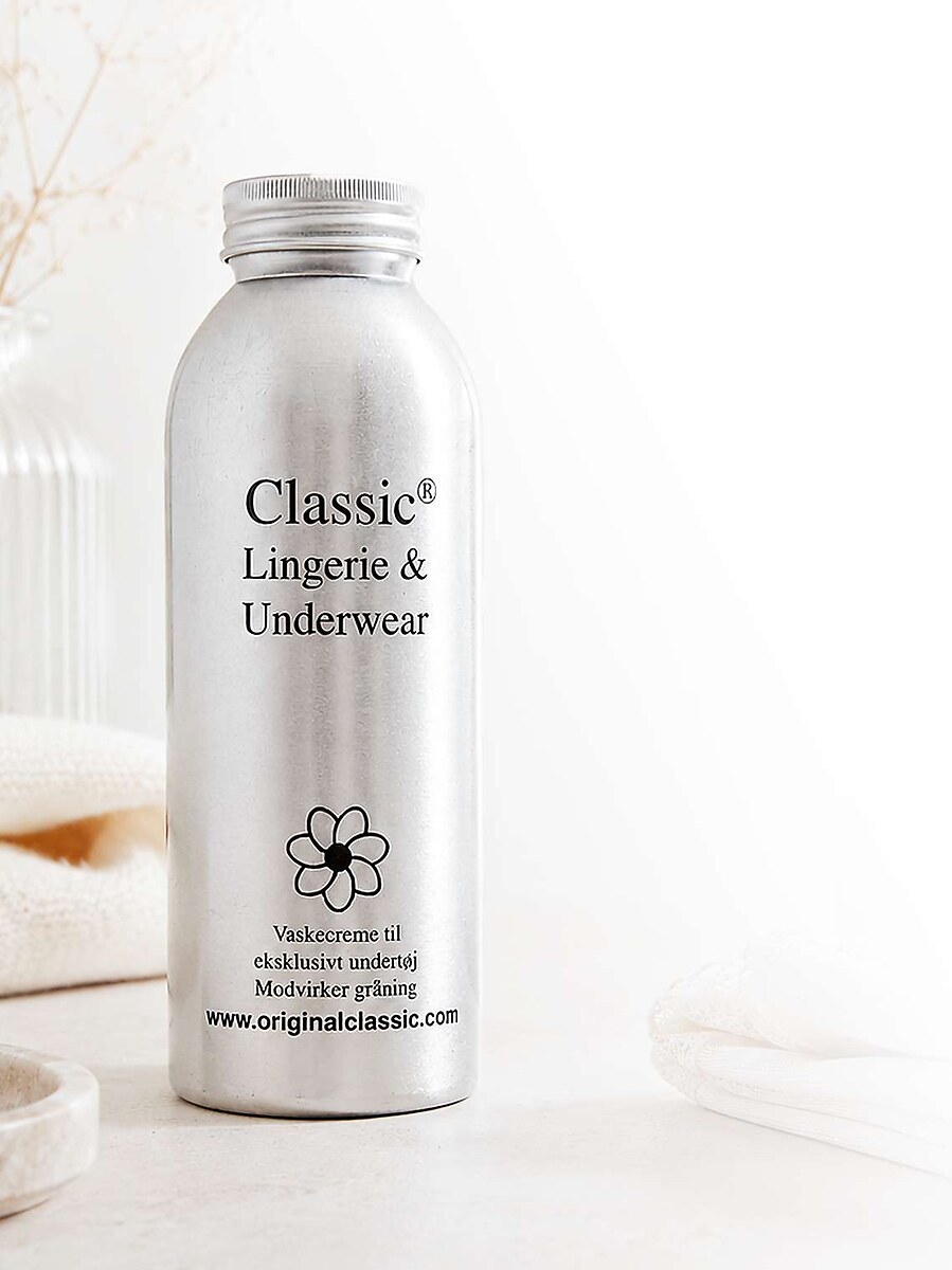 Classic Lingerie & Underwear-flaske med bløde tekstiler i baggrunden