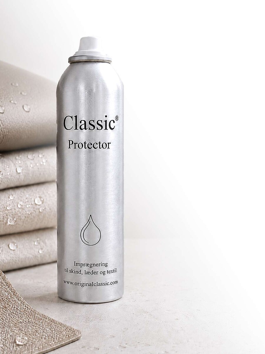Classic Protector-spray med imprægnerede tekstiler i baggrunden