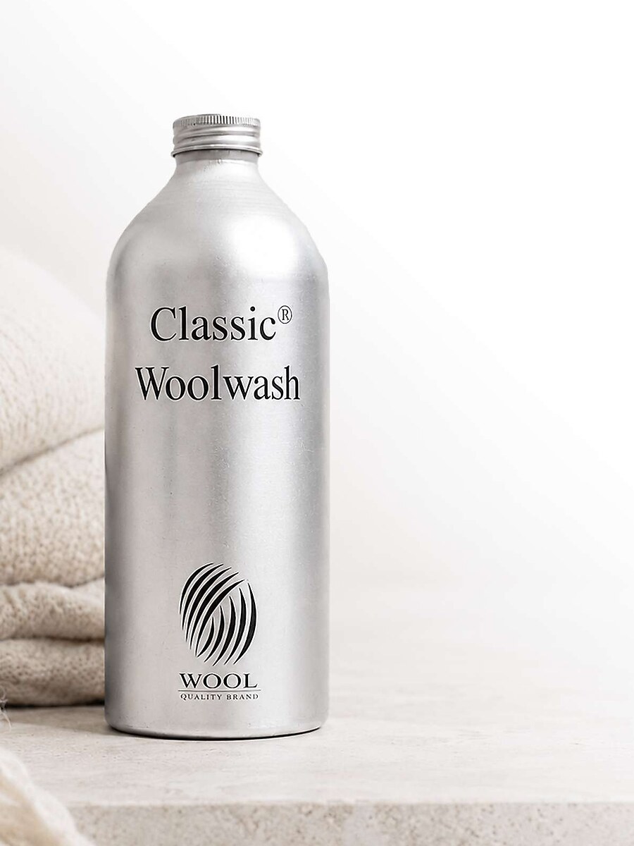 Classic Woolwash-flaske med uldtøj i baggrunden