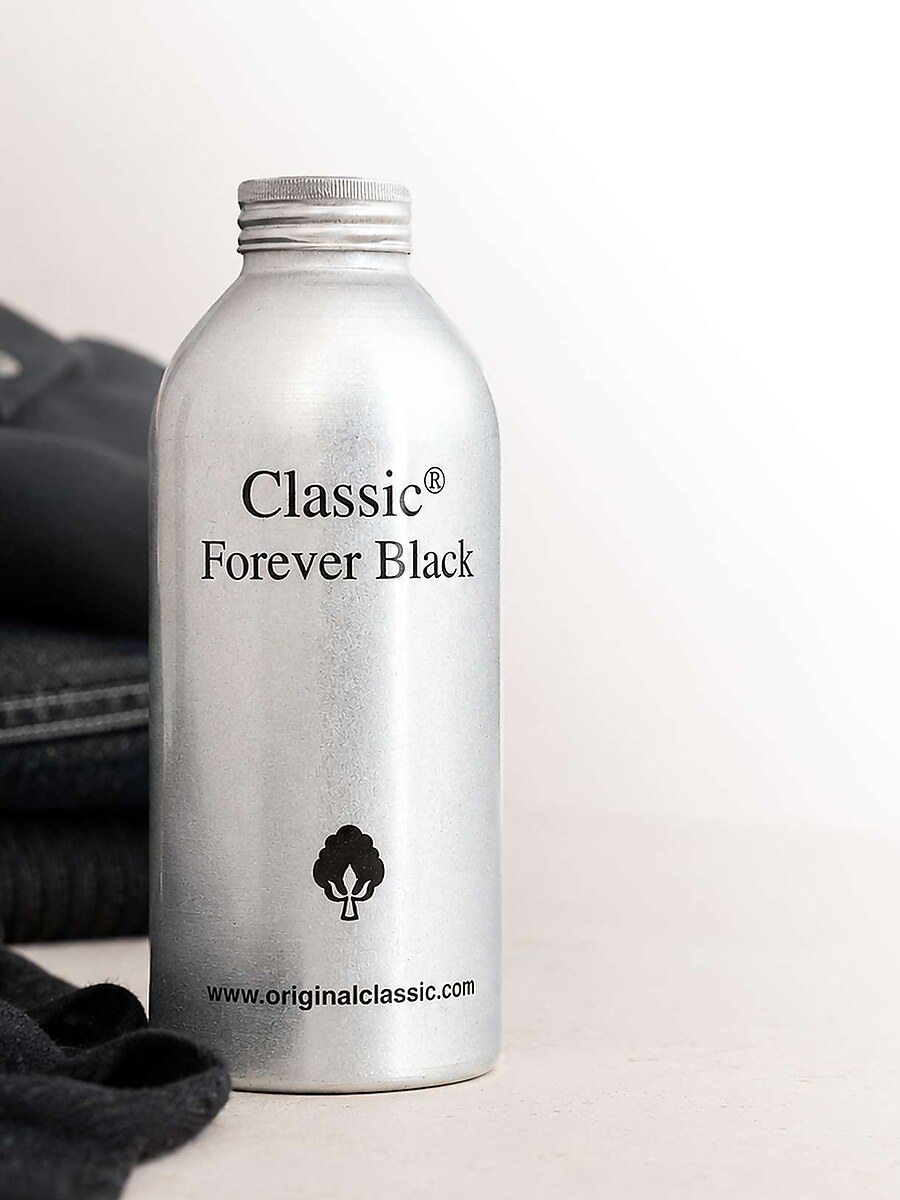 Classic Forever Black-flaske med mørkt tøj i baggrunden