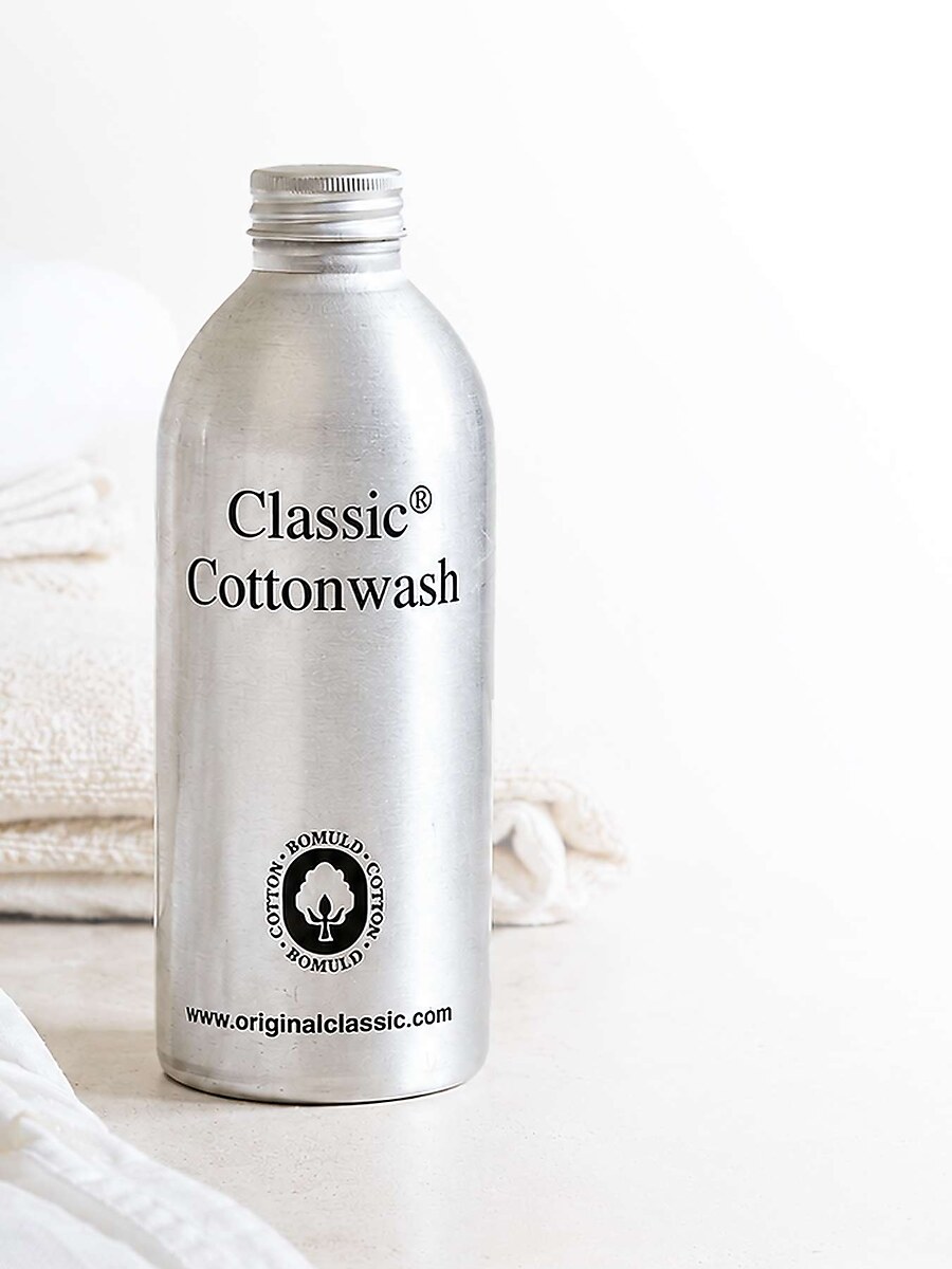 Classic Cottonwash-flaske med håndklæder i baggrunden